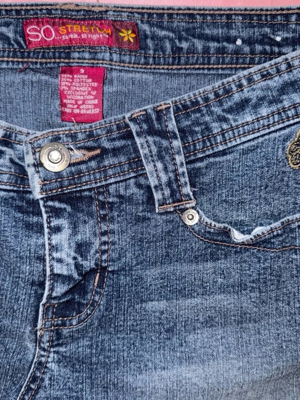 SO stretch denim shorts originate from the early-to-mid 2000s (Y2K era)